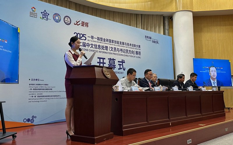 参赛学生代表在开幕式上宣誓。 新京报记者刘洋 摄