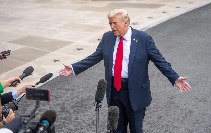 9月30日，在美国首都华盛顿白宫，美国总统特朗普回答记者提问。新华社记者胡友松摄