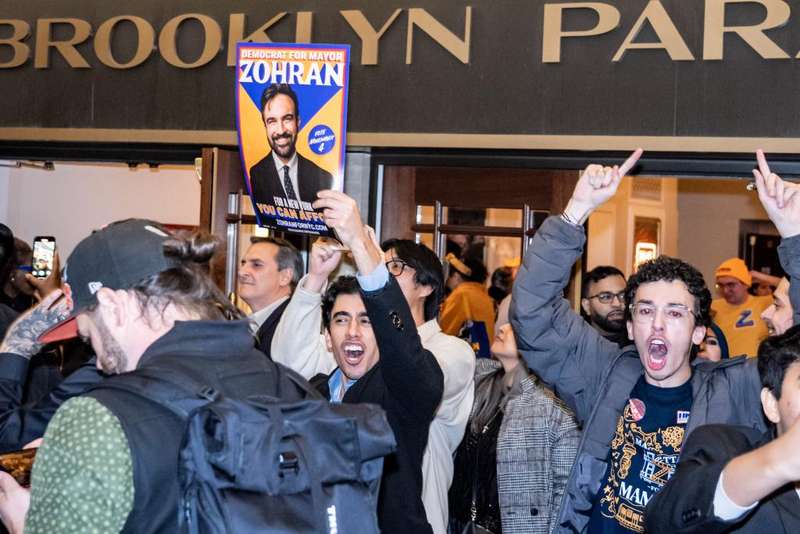 11月4日，支持者在美国纽约庆祝马姆达尼当选市长。新华社发（章正浩摄）