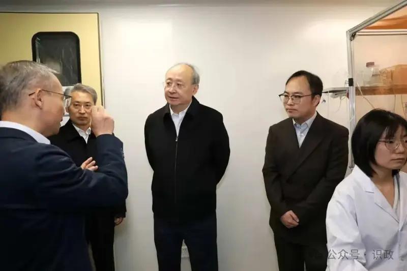 尹力走进新型研发机构、产业园区和医院调研，察看脑机接口等技术研发应用情况