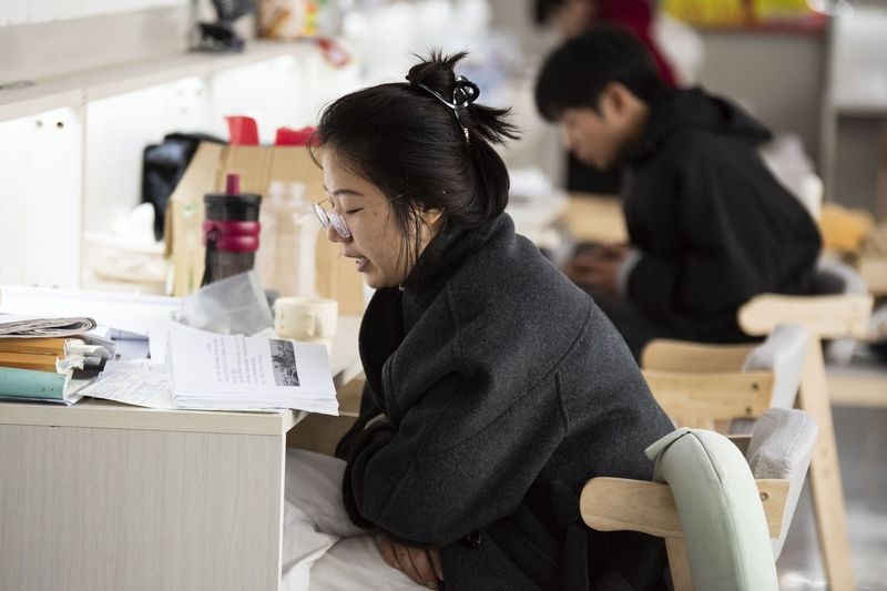 2025年10月29日，安徽省阜阳市阜阳师范大学西湖校区，学生在复习备战硕士研究生招生考试。图/IC photo