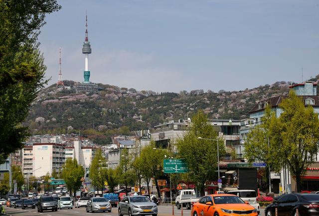 这是2019年4月19日，车辆行驶在韩国首尔的街道上。新华社记者王婧嫱摄