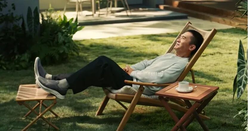 最近，许多爸妈穿上了“梁朝伟同款”。（图/斯凯奇广告截图）