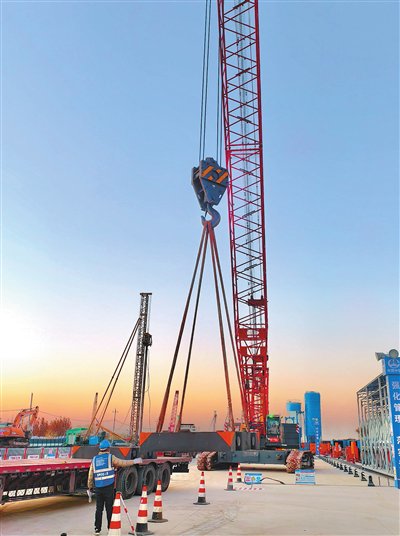 洛阳龙门动车所毗连洛阳龙门站其扩建将直接增强车站的始发终到才能。该工程将对既有存车场进行扩能改造体系构建高效动车组运维保证体