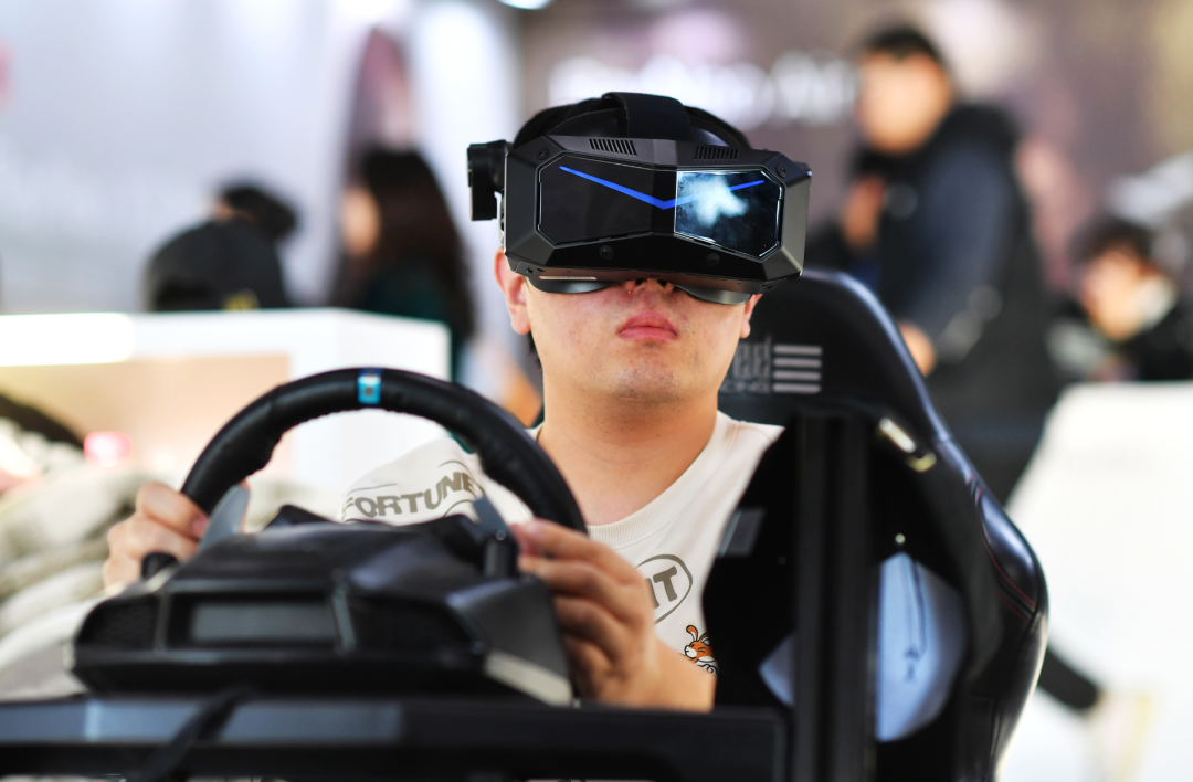 11月21日，观众在青岛虚拟现实创享中心体验VR驾车场景。王海滨 摄