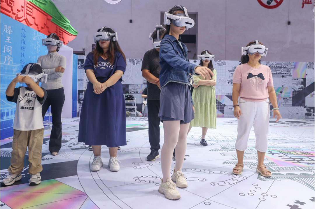 第七届VR/AR产业博览会现场，消费者正在体验VR设备。刘力鑫 摄