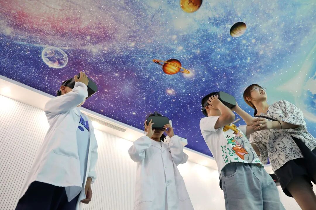2024年6月1日，山东省滨州市，小朋友在中小学生眼健康科普馆进行VR体验。图片来源：视觉中国