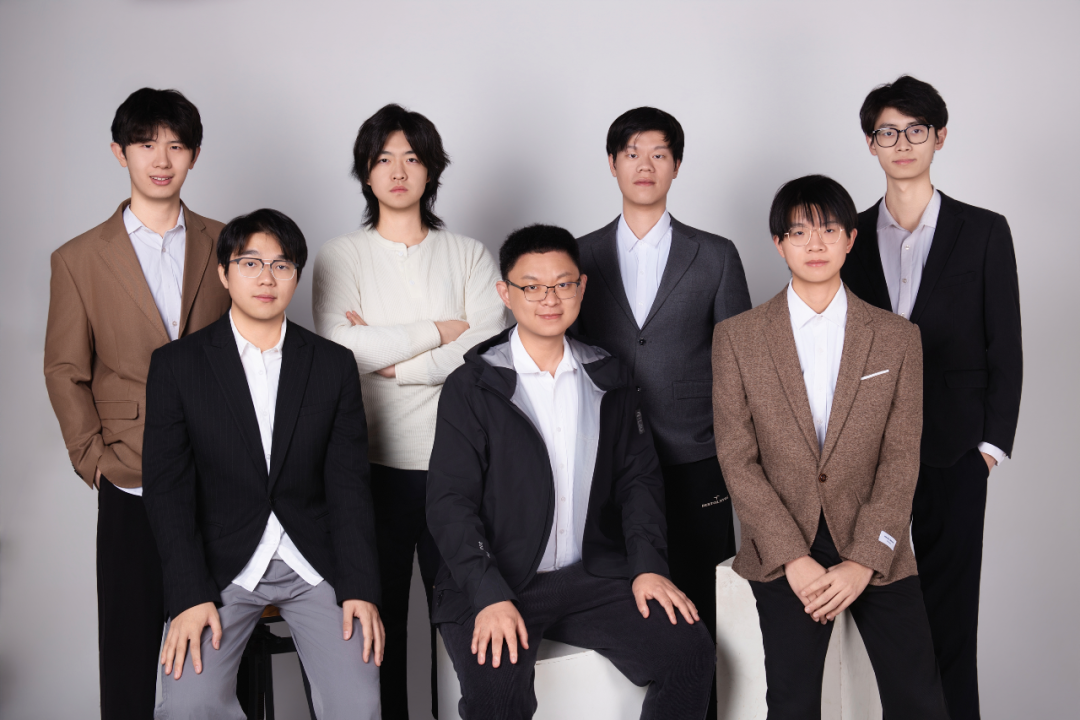 图 | 李猛和团队，后左 1 和左 3 为该项目主力同学，朱国迎和刘薛臣（来源：课题组）