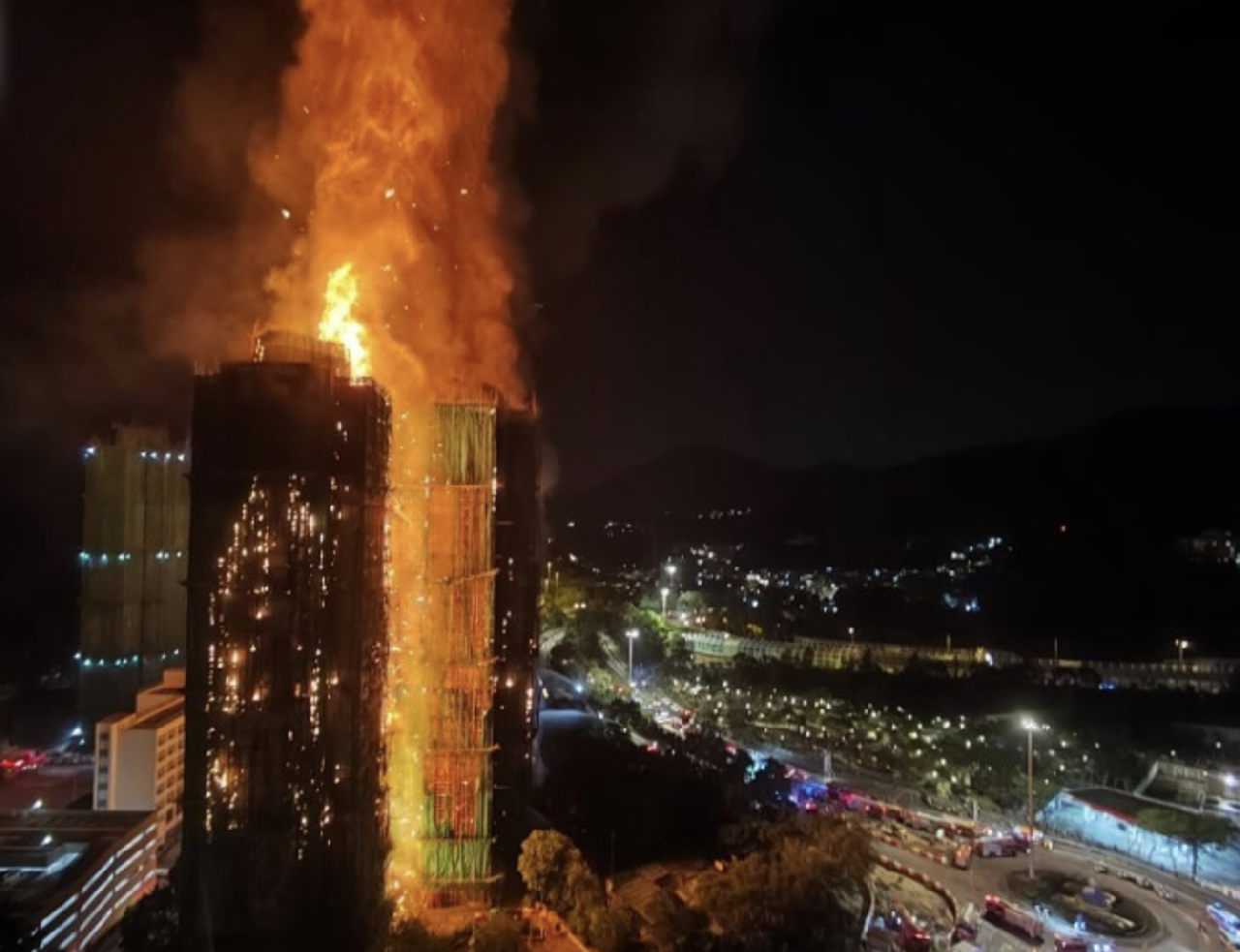 香港五级大火持续救援中 看看新闻记者现场直击|火灾现场|救援现场|火灾|香港特别行政区|消防员_新浪新闻