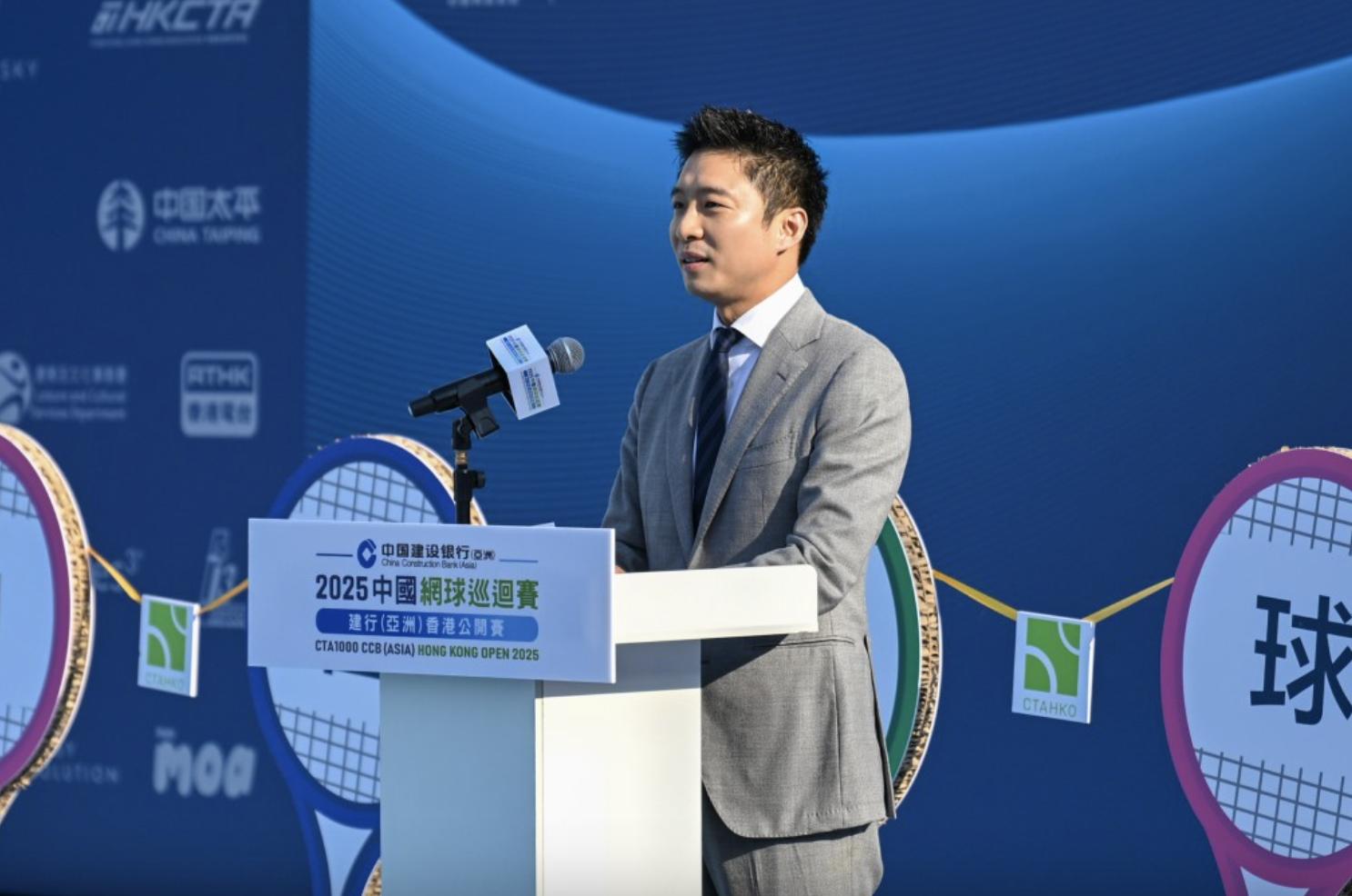 霍启仁大婚后露脸晒黑了不少,与霍启山招呼宾客,兄弟俩感情甚佳