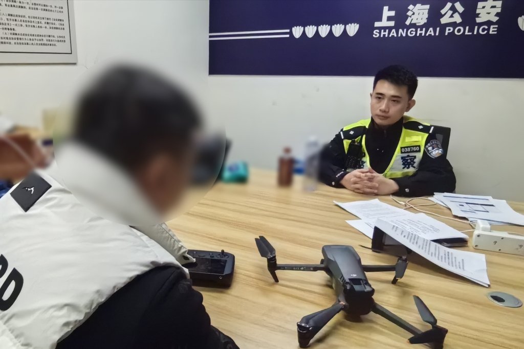 杨浦分局平凉路派出所民警对“黑飞”飞手开展安全宣传。上海市公安局供图