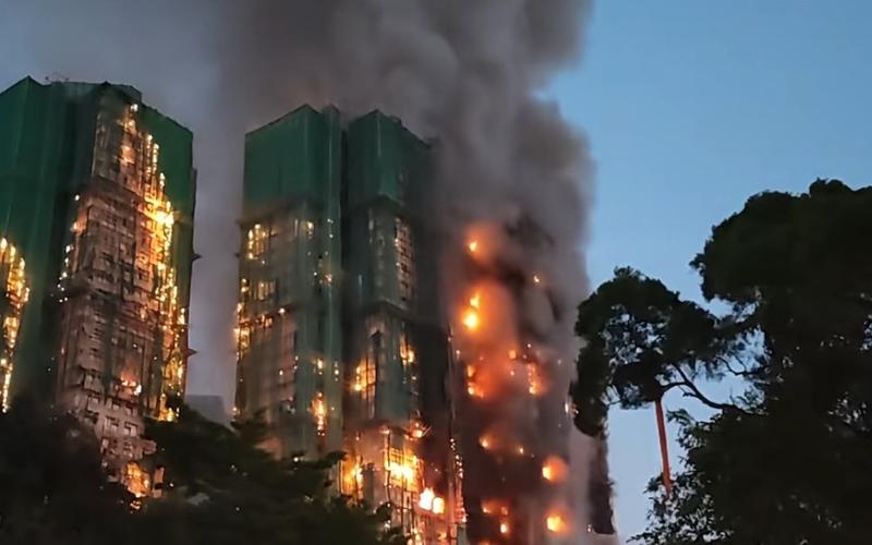 11月26日起火的楼宇。图/我们视频