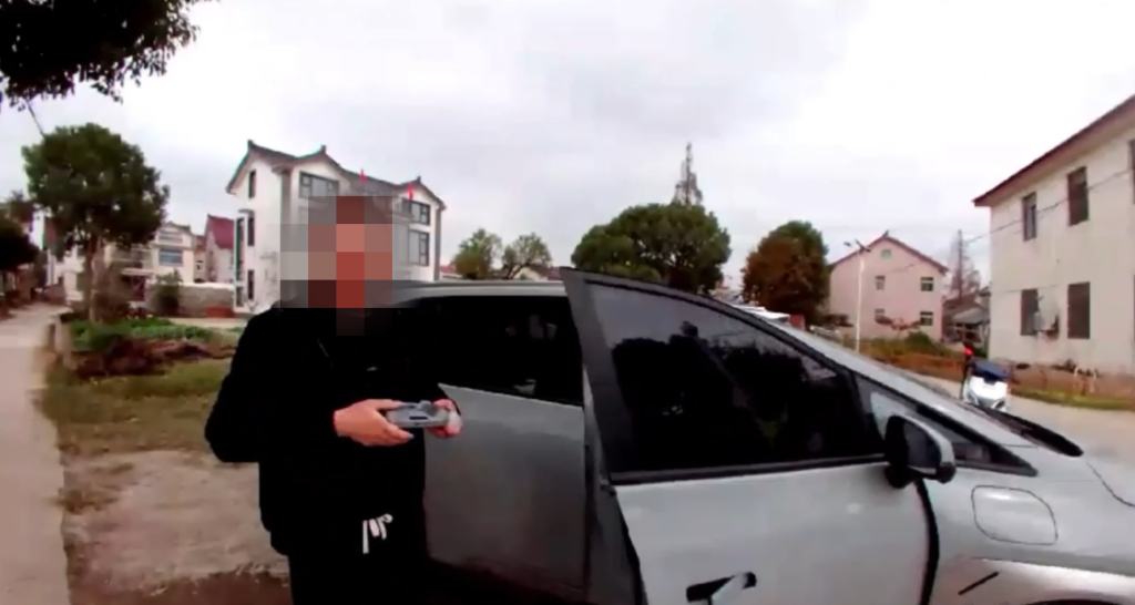 青浦分局金泽派出所民警现场处置“黑飞”无人机飞手陈某。上海市公安局供图