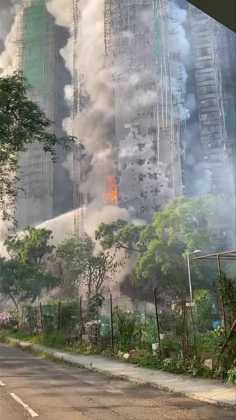 香港大埔火灾现场,这是火灾发生一个小时后的情形|香港|火灾_新浪新闻