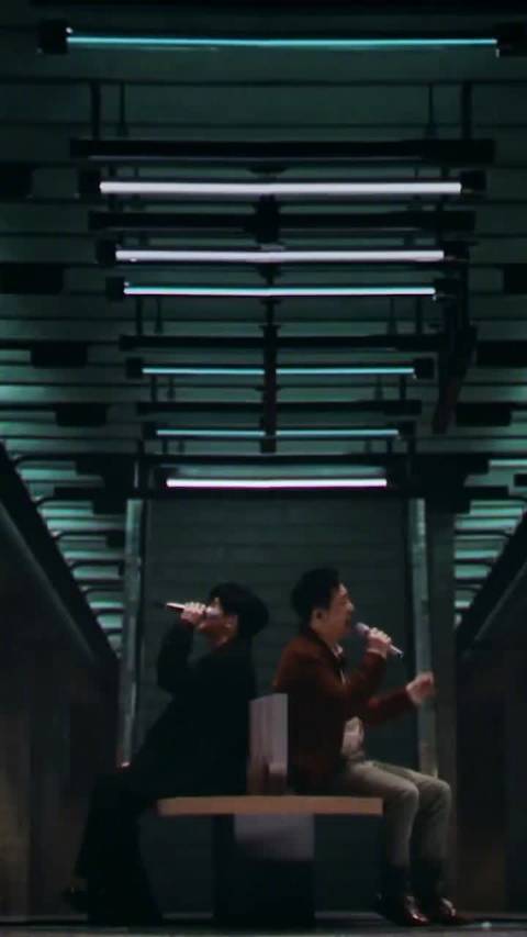 庾澄庆和苏有朋背对背演唱，好像一支台式MV的画风，背景和调色都有台式的味道|庾澄庆|苏有朋_新浪新闻
