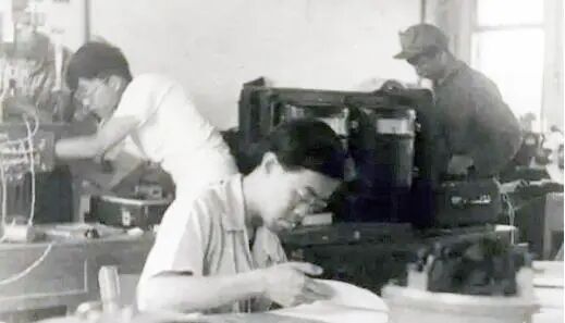 1958年，王绶琯（中）在海南岛开始创建我国射电天文站