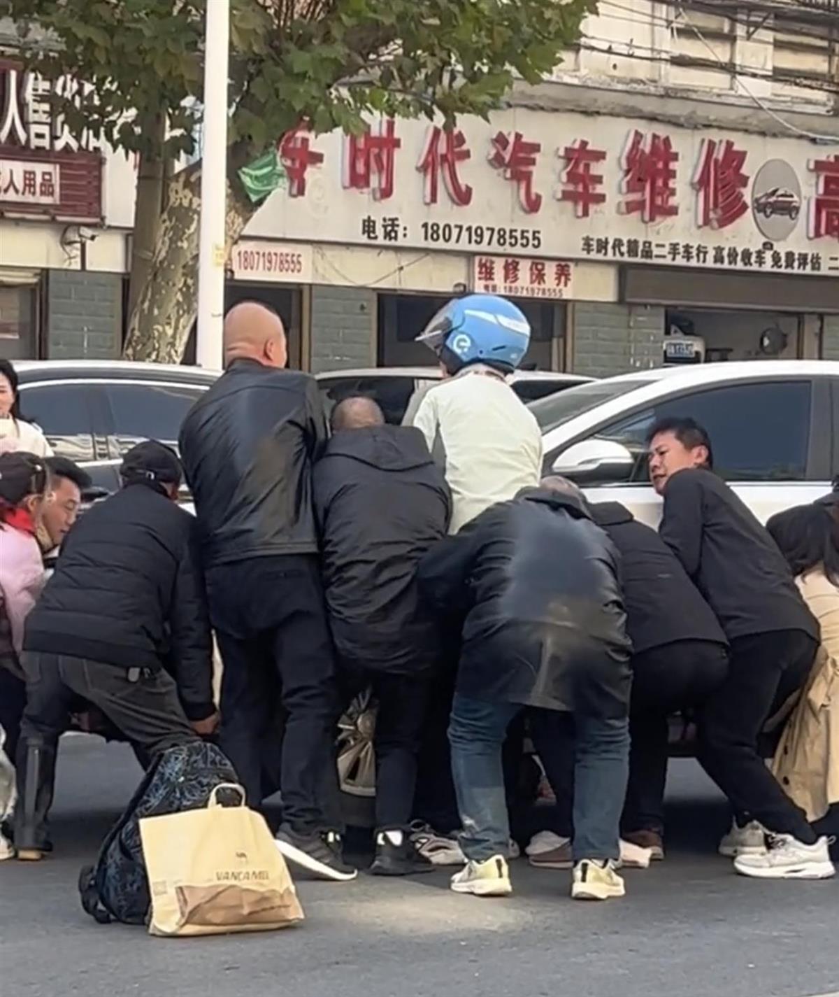 女子不慎被卷入车底,众人纷纷跑来抬车救人,网友:这就是刻在中国人骨子里的善良和团结