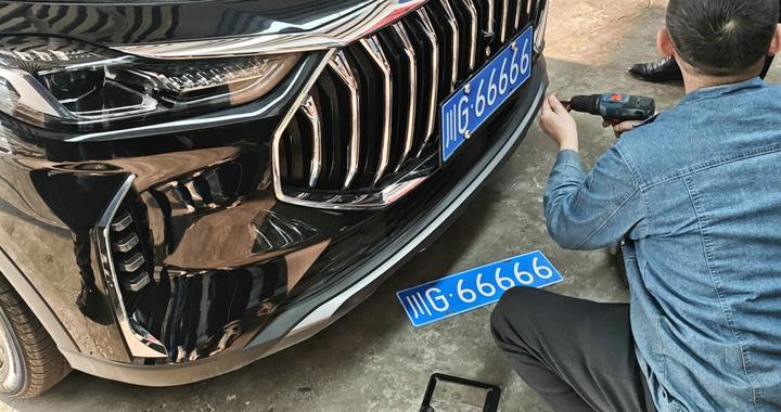 男子买10万级奇瑞捷途，随机选中川G66666，网友：服了服了