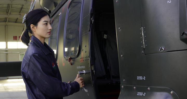 “00后”女飞行员驾驶直升机完成训练，网友：又美又飒！