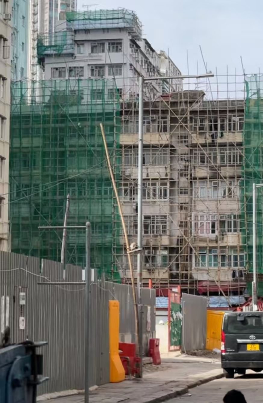 火灾发生后，一些手脚架外的可能不达标的防护网已拆除。受访者 图