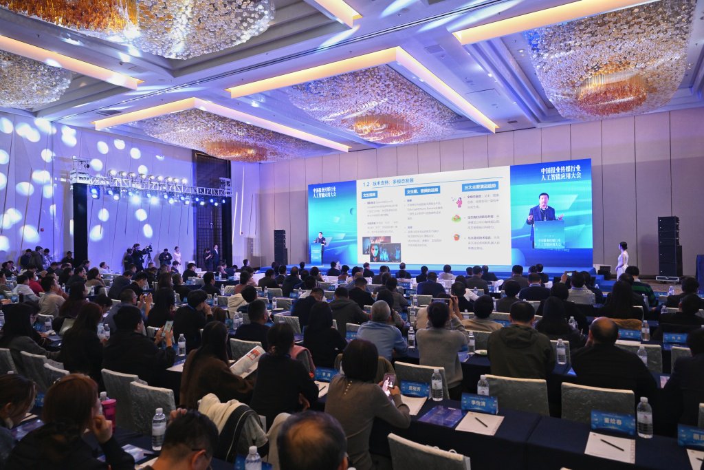 《2025中国报业传媒行业AI融媒应用蓝皮书》发布。澎湃新闻记者 朱伟辉 摄