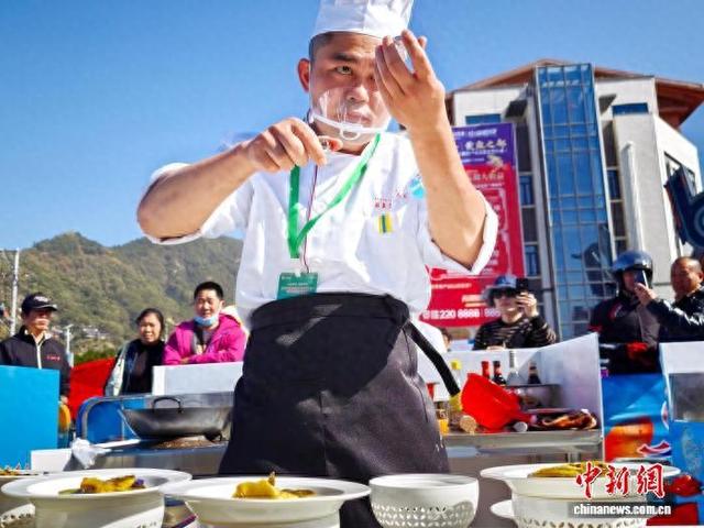 “国鱼烹饪创新大赛”上，厨师正制作大黄鱼创新菜品。吴允杰 摄