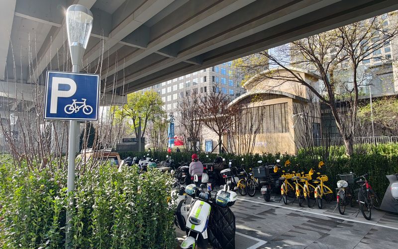 结合此次改造，国贸桥区拓展非机动车停车面积约4000平方米，增设约1400个停车位。新京报记者 王贵彬 摄