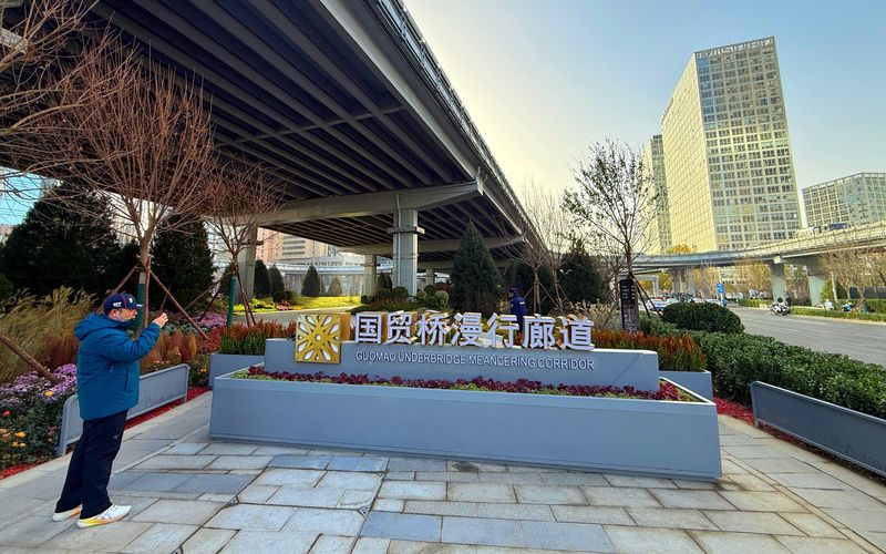 近日，国贸桥下“漫行廊道”建成投入使用。新京报记者 王贵彬 摄