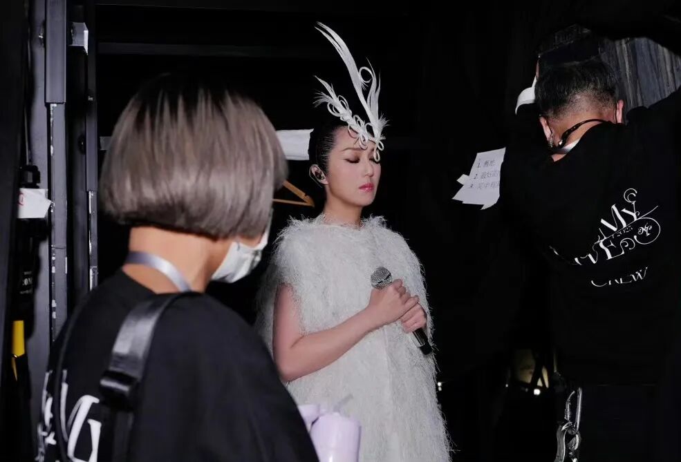 杨千嬅香港演唱会，全场默哀