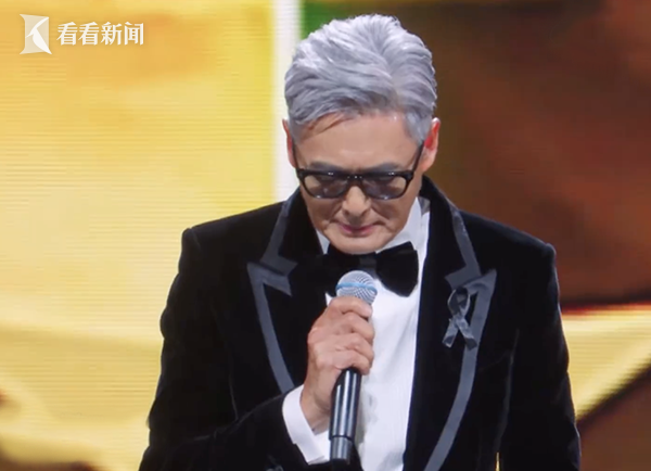 70岁周润发满头银发亮相 致词哽咽率全场默哀|香港|颁奖|大埔宏福苑|MAMA|2025 MAMA Awards_新浪新闻