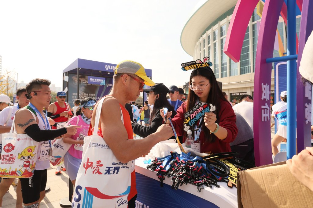太平洋保险的“小水滴”志愿者们在赛后为每一位跑者提供服务。 受访者供图