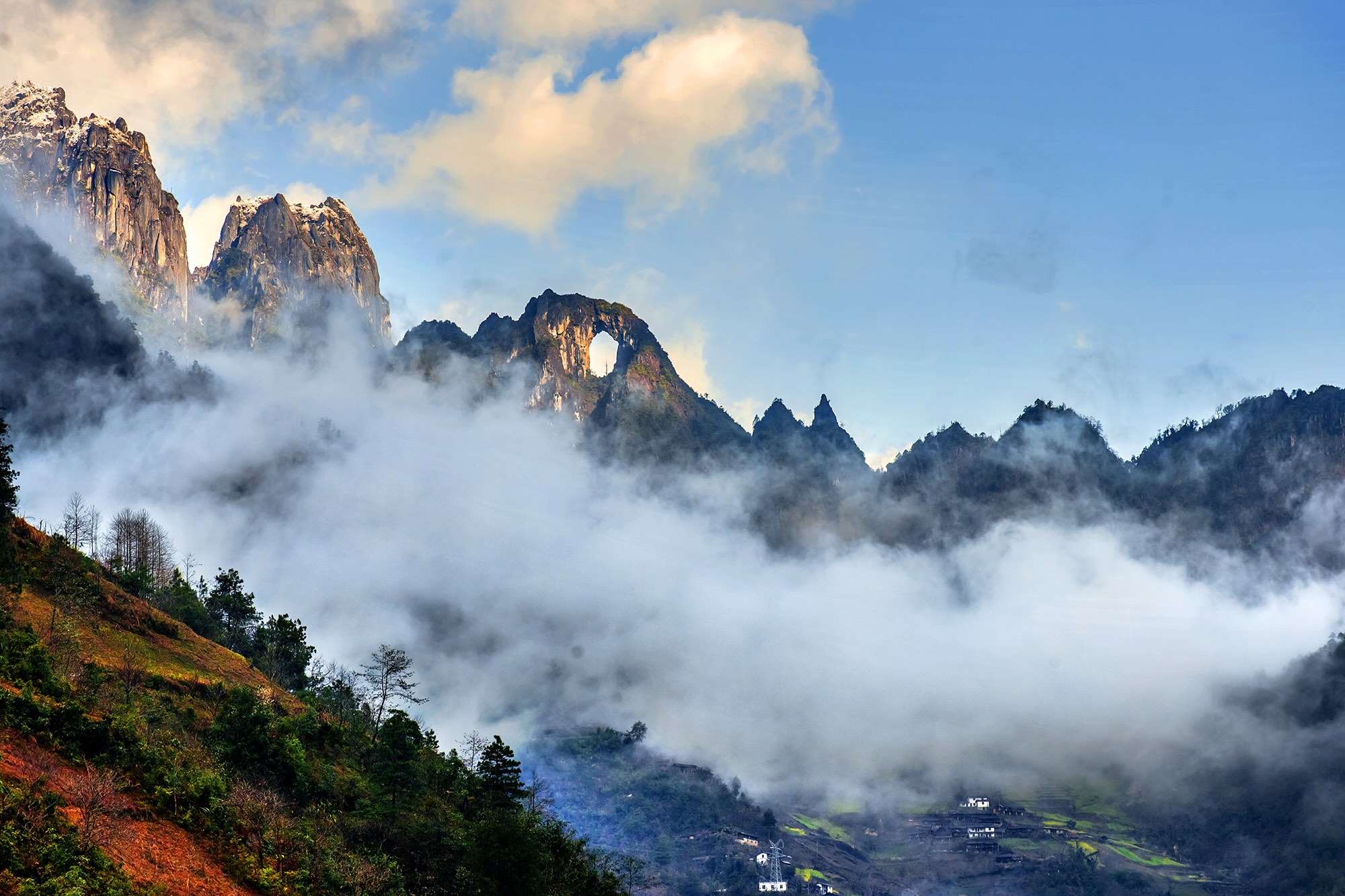 高黎贡山,这座南北走向的雄伟山脉,与怒江,伊洛瓦底江并肩而行,不仅是