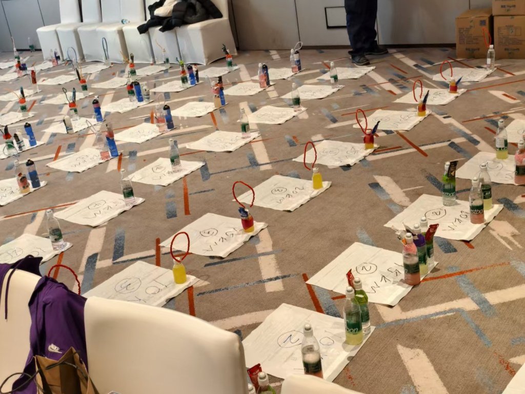 为了区分自己的补给水平，跑者总会做上标记。 受访者供图