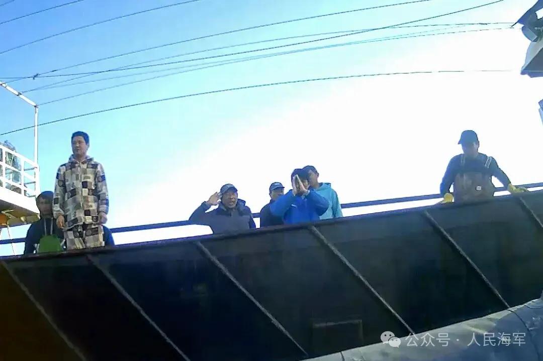 渔民向海军官兵表达感谢