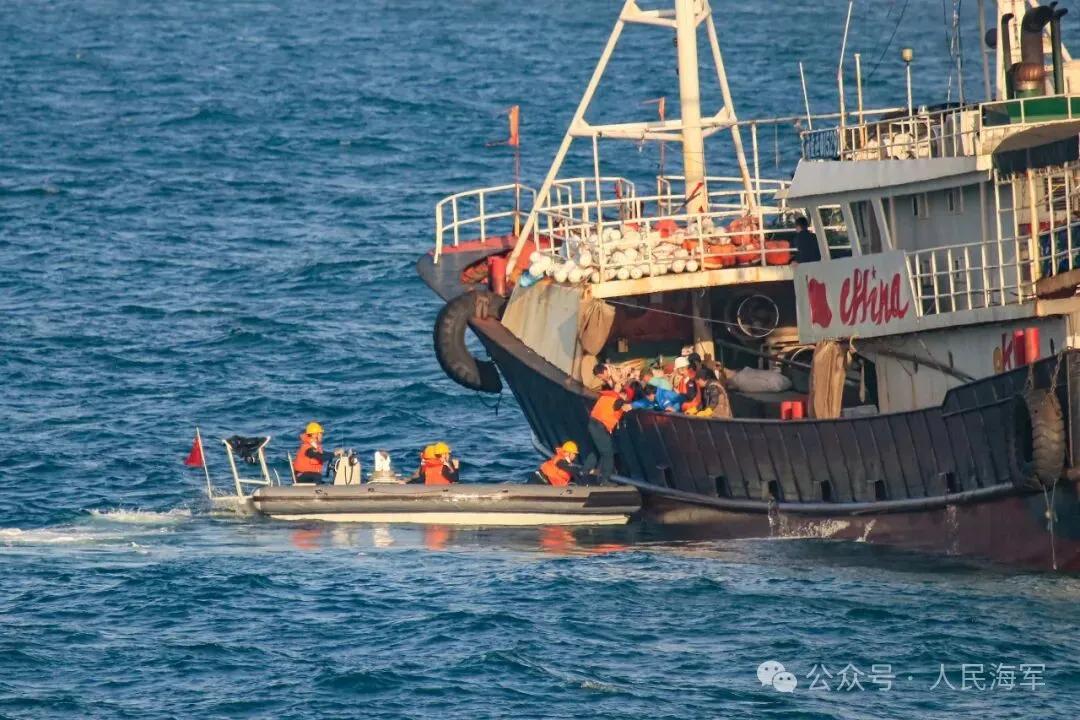 救援小组登上渔船