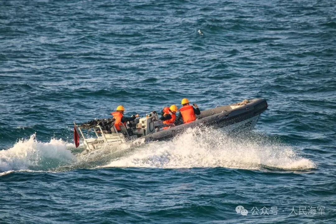 官兵驾驶小艇返回