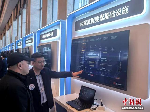 与会嘉宾深度感知2025·黑龙江算电融合与人工智能创新发展峰会展区数智化最新成果。 姜辉 摄