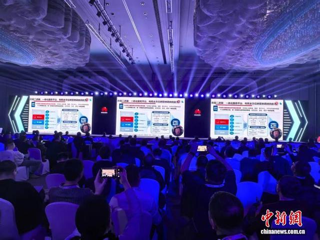 与会专家在会上进行主旨演讲。 姜辉 摄