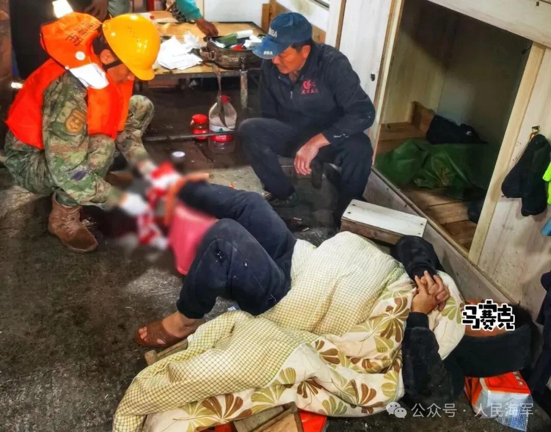军医登船后紧急救治受伤渔民