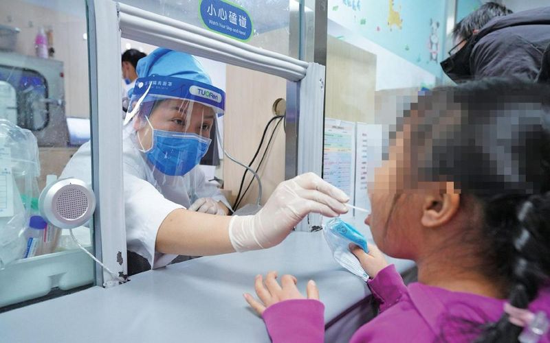 北京儿童医院，医务人员在给孩子采集核酸。北京儿童医院供图