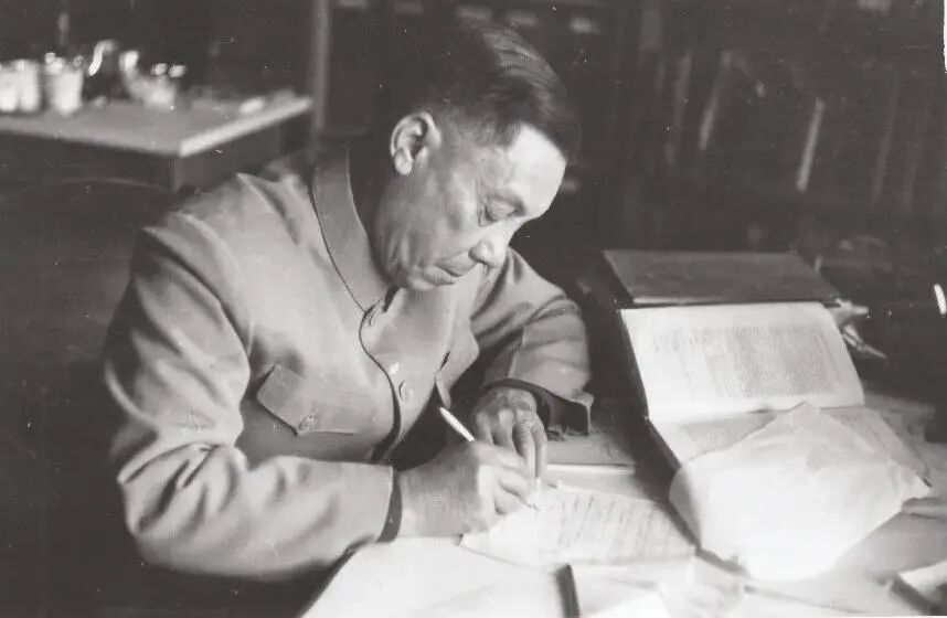 1958年春，陈焕镛访问苏联柯马罗夫植物研究所期间，勘定标本查阅文献。图片来源：中国科学院华南植物园，黄观程 摄