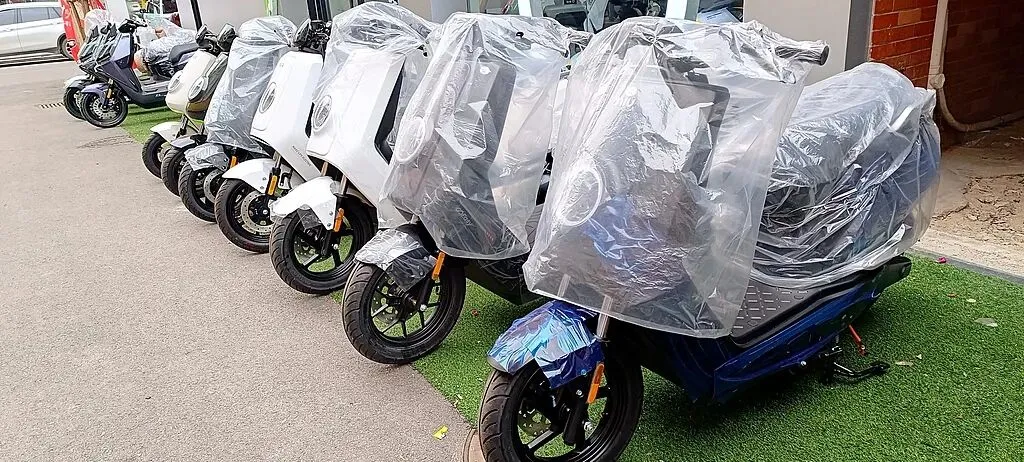 2025年11月17日，安徽淮北，商家促销旧国标电动车。图源：央视新闻