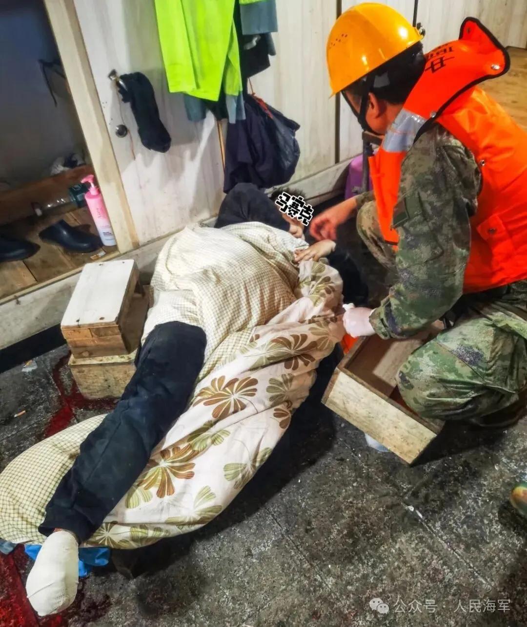 军医为渔民包扎完毕