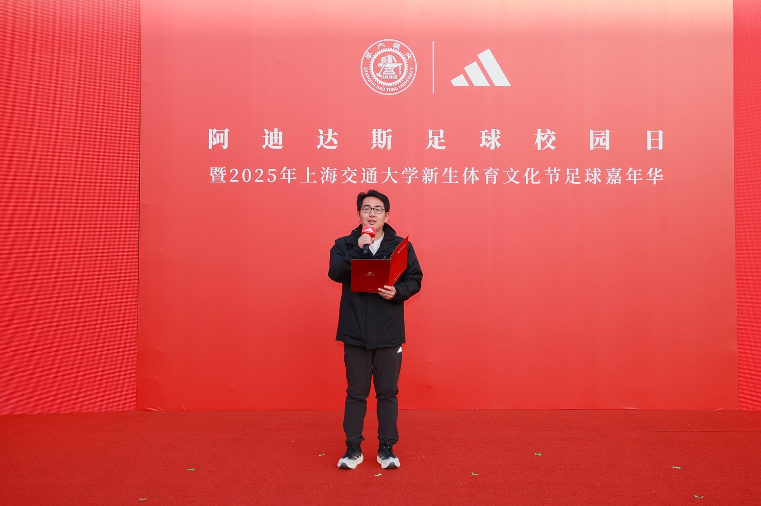 以“大师课”启迪中国绿茵新星,阿迪达斯携手齐达内亮相上海交通大学|齐内丁·齐达内|足球|上海交通大学体育系|阿迪达斯大中华区|马赛_新浪体育_新浪新闻