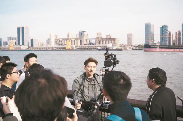 籽岷在杨浦滨江与线上线下的粉丝共同见证人民城市的发展与变迁