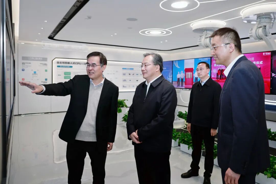 国芯科技企业展厅，范波听取情况介绍。