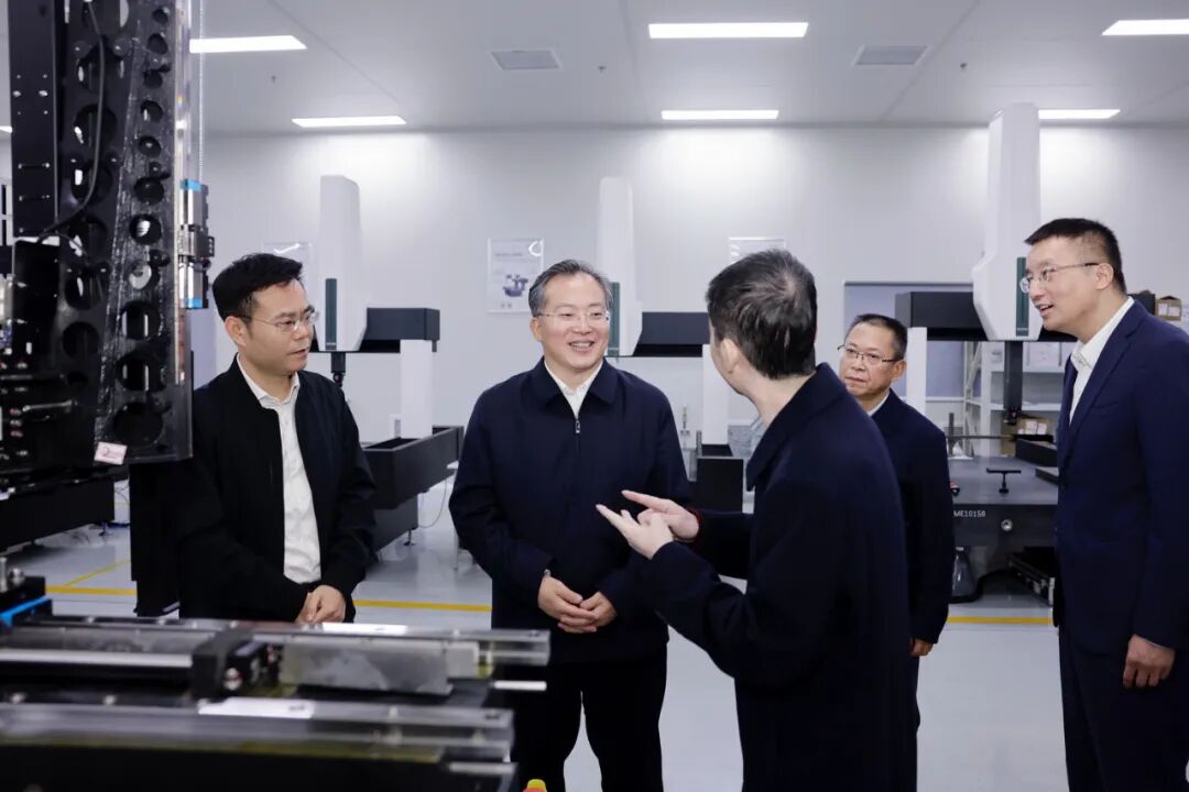 天准科技车间，范波了解企业技术工艺、产业应用情况。