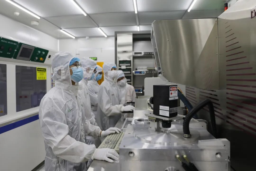 集成电路学院（国际微电子学院）师生在广东省第三代半导体功率芯片与应用工程技术研究中心进行刻蚀机离子注入