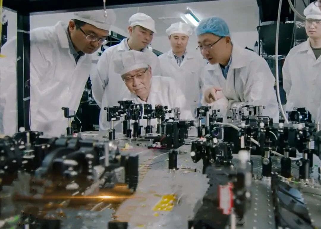 2019年11月，祝世宁在介电超晶格实验室指导学生光子芯片实验。图片来源：