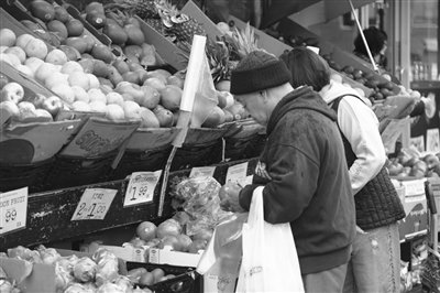  图为顾客在美国纽约一家超市挑选水果。（资料照片）